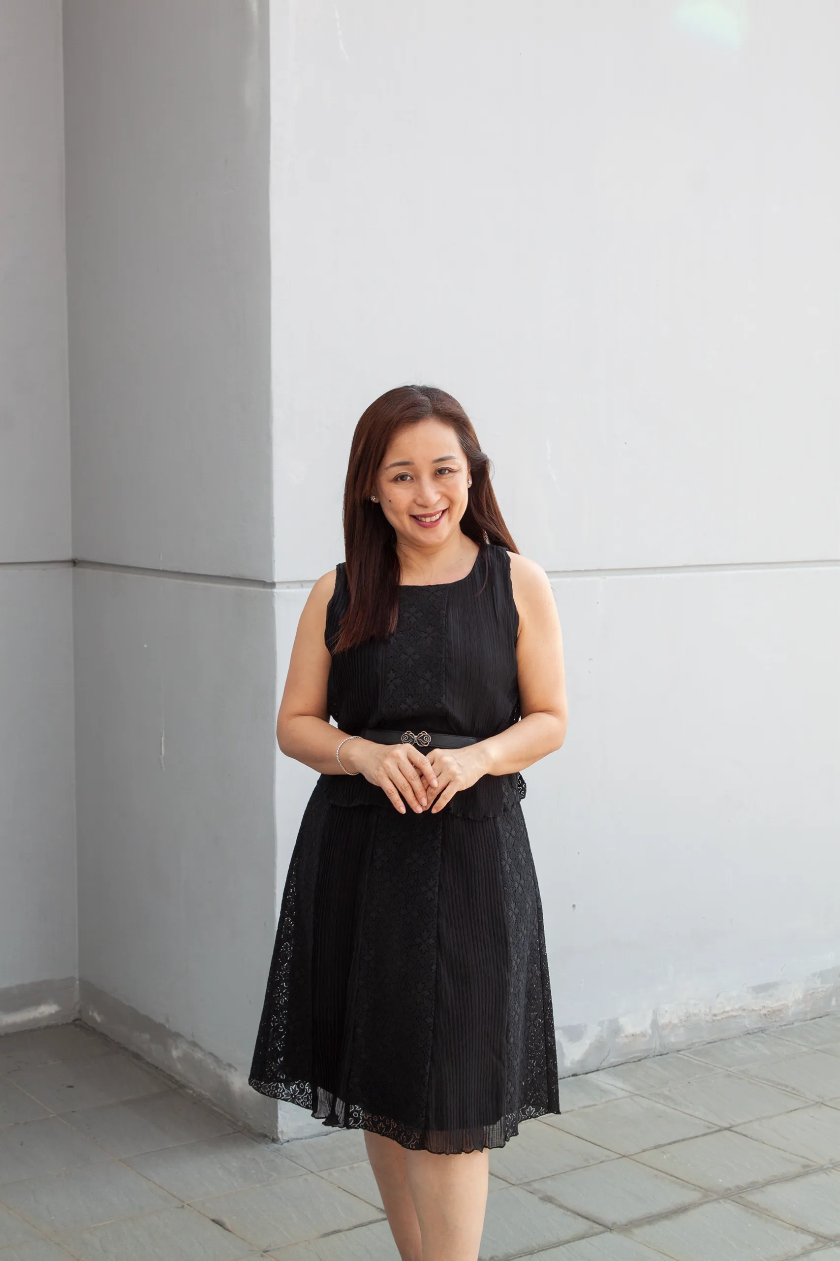 Feminine Laced Dress with Belt